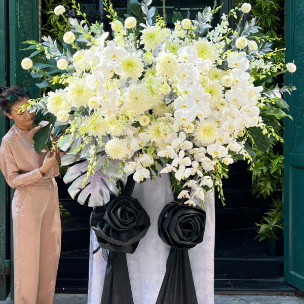 Mẫu Vòng Hoa Đám Tang Chia Buồn Cúng Sang Trọng Nhất Với Cúc Đại Đóa Và Lan Hồ Điệp