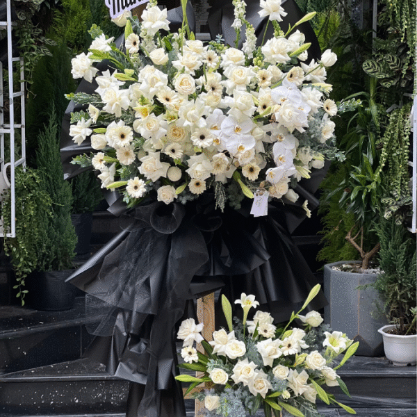 Vòng Hoa Thành Kính Phân Ưu Tông Trắng Sang Trọng Với Hoa Hồng Và Đồng Tiền