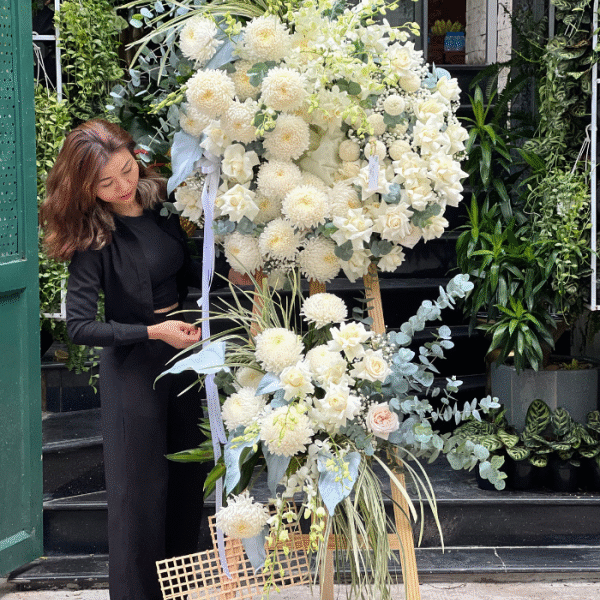 Mẫu Vòng Hoa Tang Lễ Sang Trọng Tông Trắng Với Cúc Đại Đóa Và Hoa Hồng Chủ Đạo