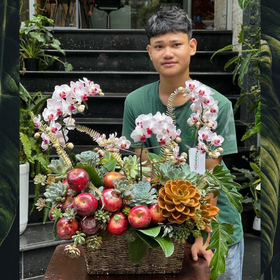 2-5.jpg Giỏ Sen Đá Mix Lan Hồ Điệp và Trái Cây Nhập Khẩu – Tặng quà Kỷ Niệm Ngày Cưới Cho Bạn Bè - Image 1
