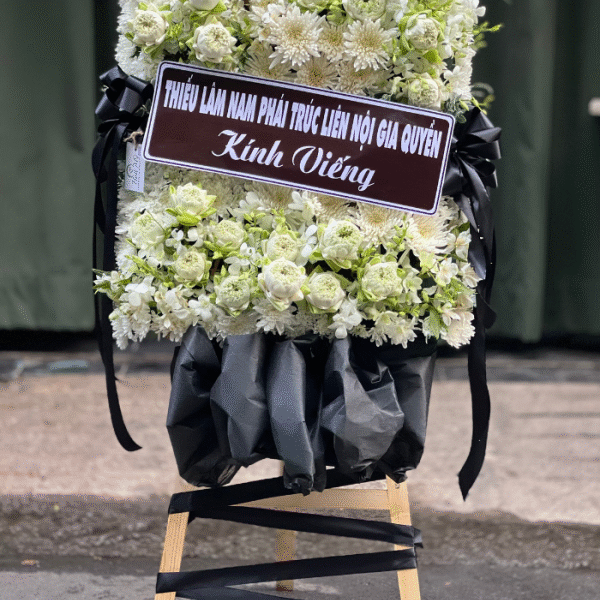 Vòng Hoa Đám Tang Hình Chữ Nhật Độc Đáo Với Hoa Cúc Và Sen Trắng