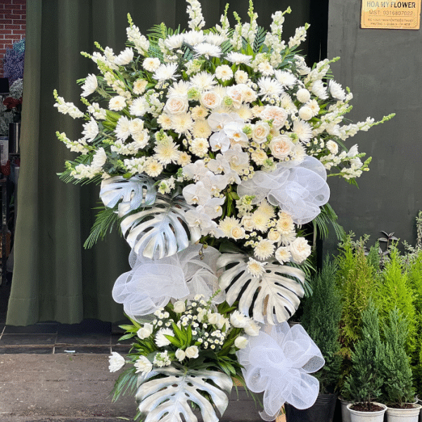 Vòng Hoa Viếng Thông Gia Đẹp Tông Trắng Sang Trọng Và Hoành Tráng