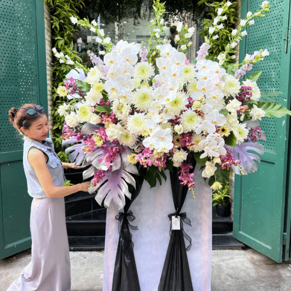 Vòng Hoa Đám Tang Đẹp Nhất Với Lan Hồ Điệp Khủng Long Và Cúc Đại Đóa Hoành Tráng