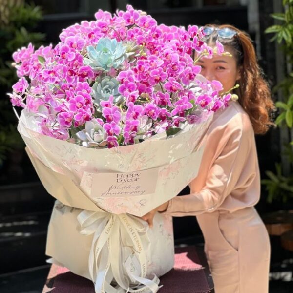 Hoa Tặng Sinh Nhật Người Yêu – Bó Hoa Lan Hồ Điệp Mini Màu Hồng Mix Sen Đá