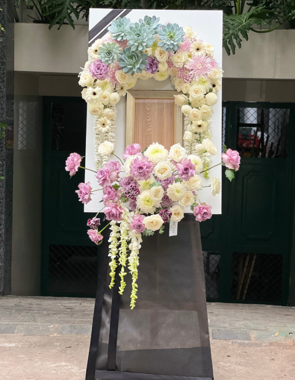 5-600x771-1.png Vòng Hoa Phúng Điếu Đẹp Mẫu Mới Nhất Phối Hoa Tươi Và Sen Đá - Image 1