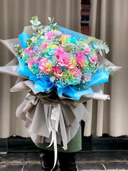 HOA-HONG-TANG-BAN-GAI.jpg.webp Hoa Hồng Tặng Bạn Gái Với Hoa Hồng 7 Màu Cầu Vồng Tình Yêu - Image 1