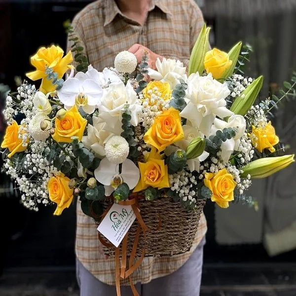 IMG_3538-1.jpg.webp Hoa Sinh Nhật Đẹp Tặng Bạn-Lẵng Hoa Màu Trắng Vàng - Image 1