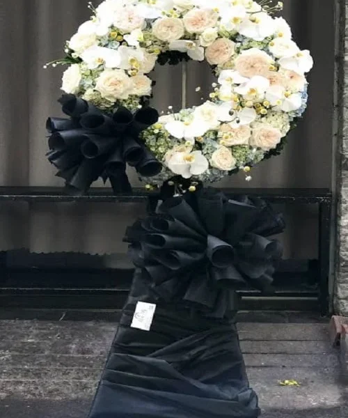 Vòng Hoa Viếng Đám Tang Nên Chọn Hoa Gì?