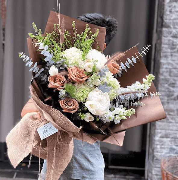 Untitled1-min.png.webp Bó Hoa Tulip Trắng Mix Hoa Hồng Nâu Cà Phê - Image 1