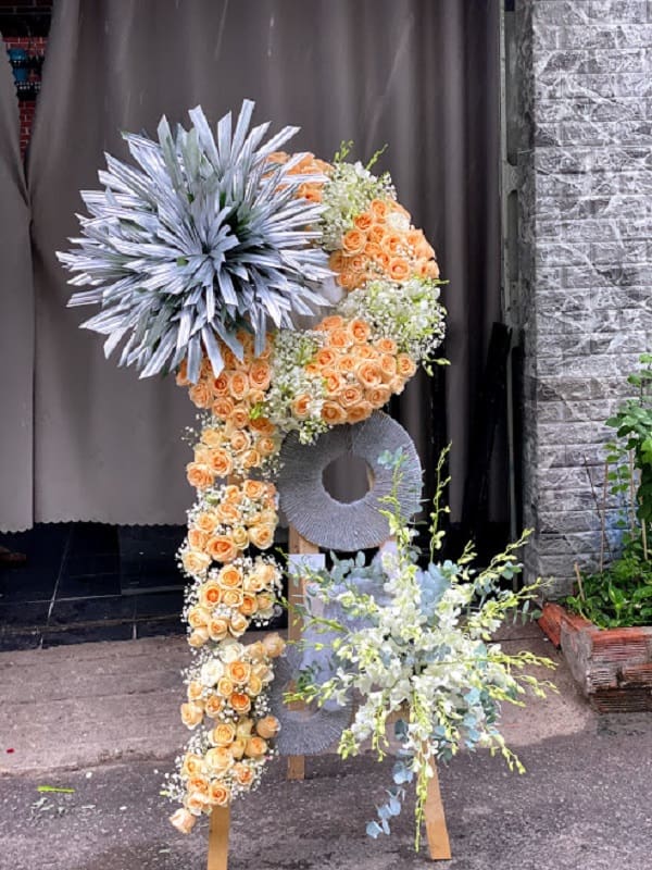 VONG-HOA-DAM-TANG-CONG-GIAO.jpg Đặt Vòng Hoa Đám Tang Cao Cấp, Mẫu Sang Trọng Hiện Đại - Image 1