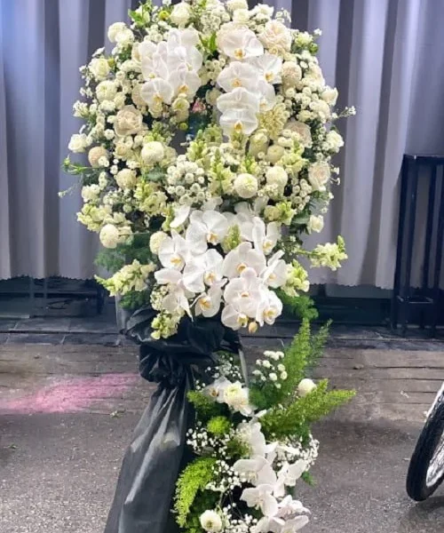 Vòng Hoa Tang Đẹp Lan Hồ Điệp Trắng, Hoa Hồng Trắng Chủ Đạo