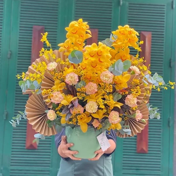 binh-hoa-vang-hoa-chuc-mung-nam-moi.jpg.webp Bình Hoa Vàng Chào Đón Xuân Sang - Image 1