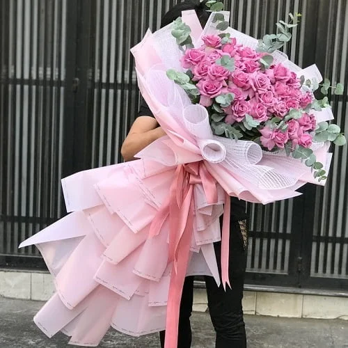 bo-hoa-hong-tim-dep-2.jpg.webp Bó Hoa Hồng Tím Khổng Lồ Đẹp Ấn Tượng - Image 1