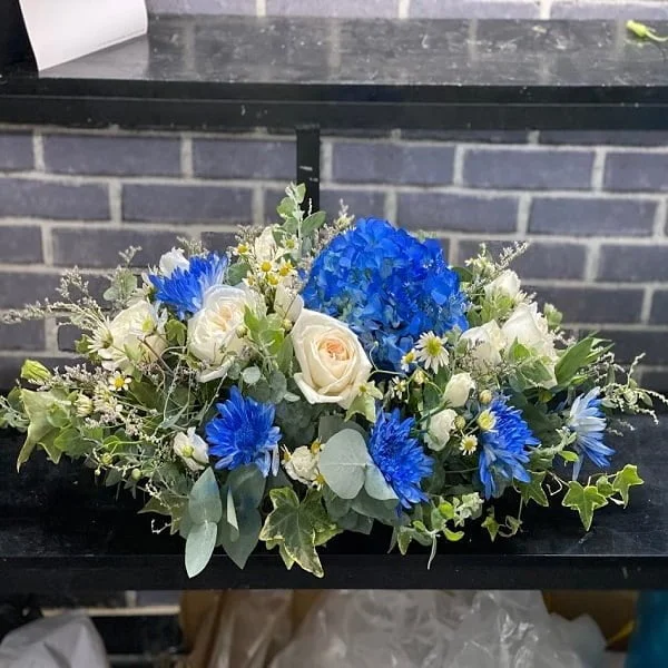 hoa-de-ban-dep-nhat.jpg.webp Hoa Để Bàn Đẹp Màu Trắng Xanh Chủ Đạo - Image 1