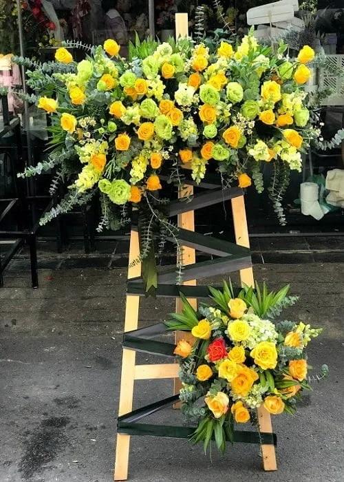 hoa-khai-truong-sang-trong.jpg.webp Hoa Khai Trương Sang Trọng Màu Vàng Xanh Chủ Đạo - Image 1