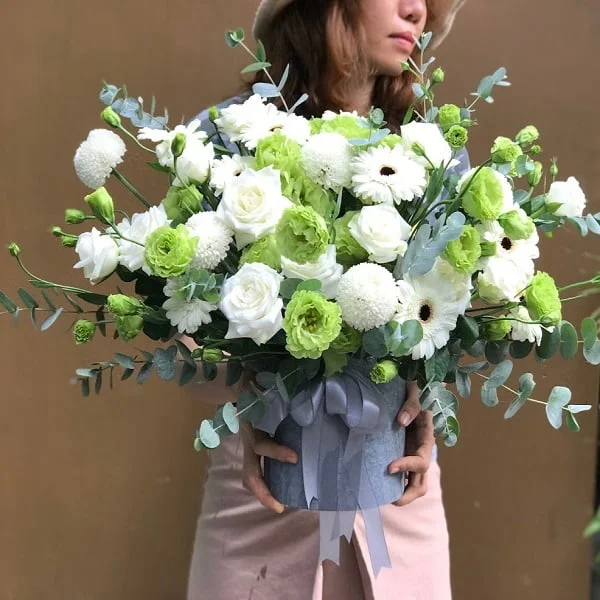 hoa-mung-sinh-nhat.jpg.webp Hoa Mừng Sinh Nhật-Lẵng Hoa Sang Trọng Tone Trắng Xanh - Image 1