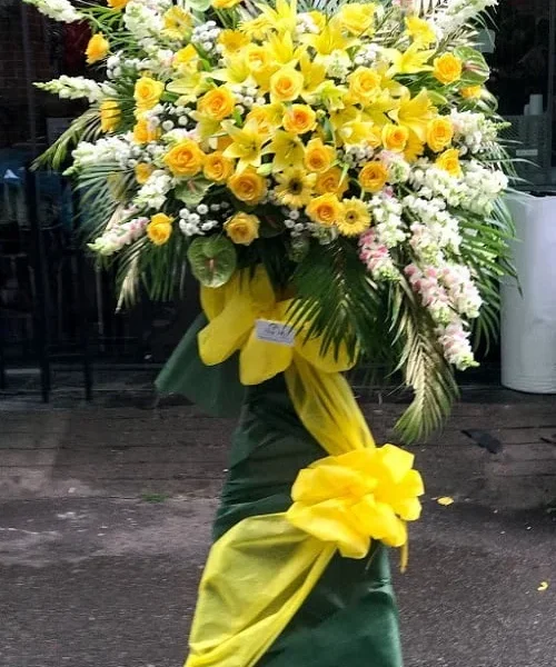 Kệ Hoa Chúc Mừng Khai Trương Màu Vàng Chủ Đạo