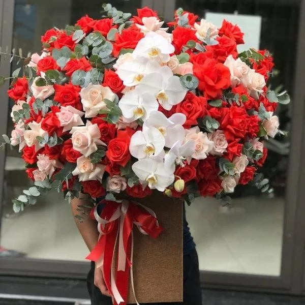 lang-ho-hong-hoa-lan-ho-diep-trang.jpg.webp Lẵng Hoa Hồng Đẹp Mix Lan Hồ Điệp Trắng Để Bàn - Image 1