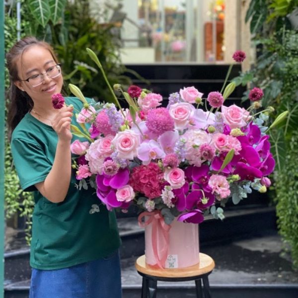 lang-hoa-de-ban-dep-sang-trong-600x600-1.jpg Lẵng Hoa Để Bàn Đẹp Sang Trọng Màu Hồng Chủ Đạo - Image 1