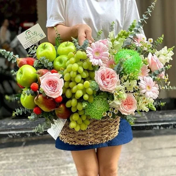 lang-hoa-trai-cay-dep.jpg.webp Lẵng Hoa Trái Cây Đẹp-Hoa Ăn Được Độc Đáo Ý Nghĩa - Image 1