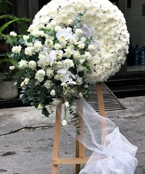 Vòng Hoa Tang Đẹp Sang Trọng Màu Trắng Chủ Đạo