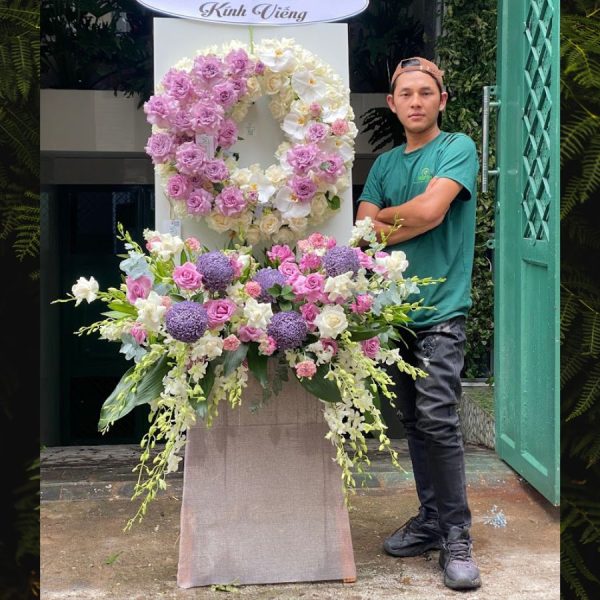vong-hoa-tuoi-dam-tang-cao-cap-mau-trang-tim-2-600x600-1.jpg Vòng Hoa Tươi Đám Tang Đẹp Cao Cấp Màu Trắng Tím - Image 1